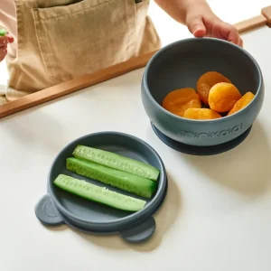 LET83700 Bol antidérapant + couvercle en silicone Minikoioi - bleu ardoise