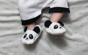 LET83700 Chaussons velours brodé Panda blanc/noir